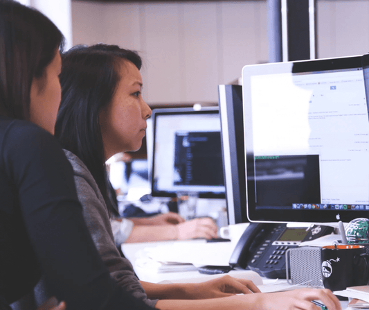 El impacto de las pantallas de visualización de Datos (PVD) en la Salud Laboral y cómo prevenir problemas